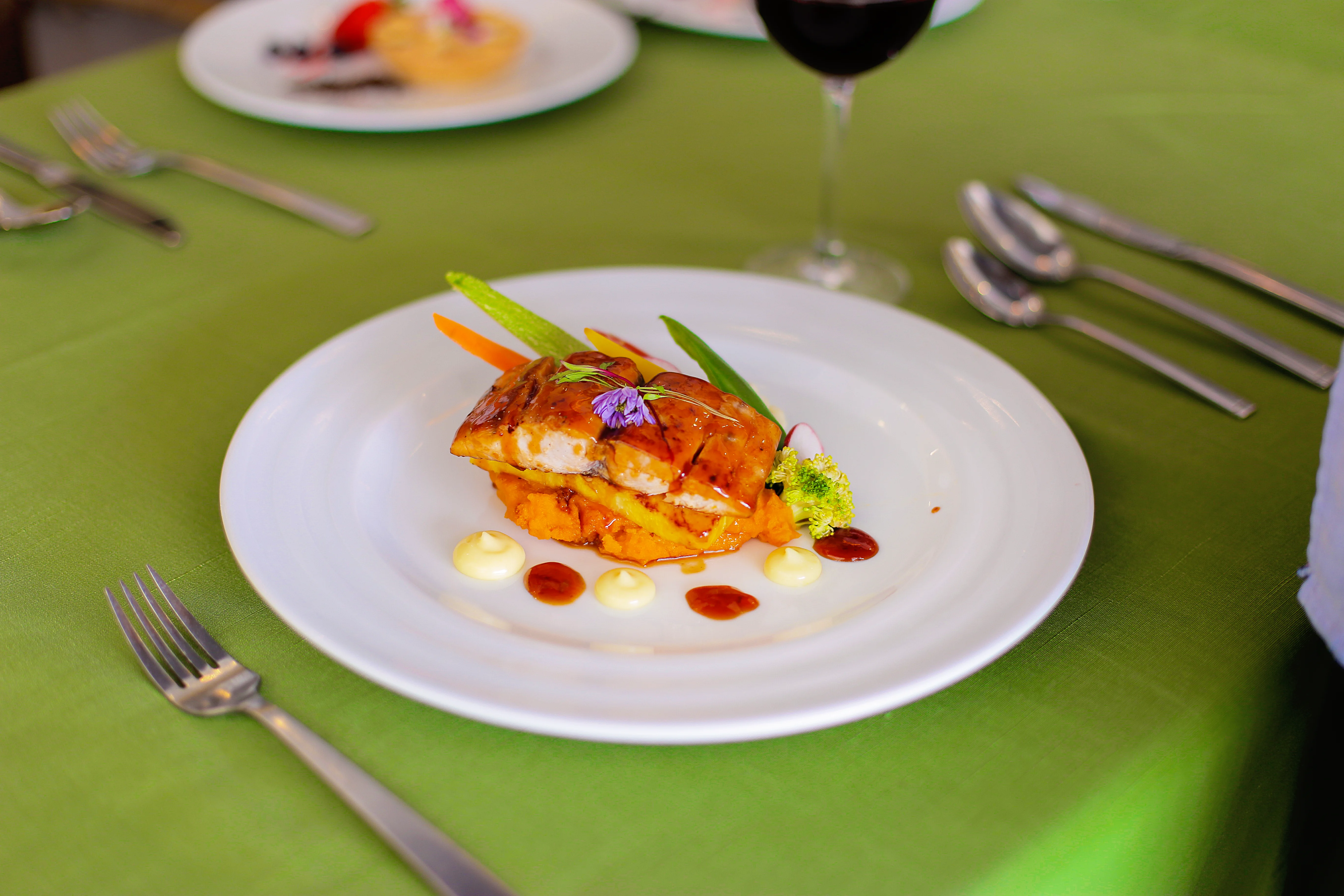 Grilled salmon with mango sauce, with mashed potatoes, carrots, pumpkin, broccoli and French specialty tomatoes from the Oceano Palace Mazatlán hotel