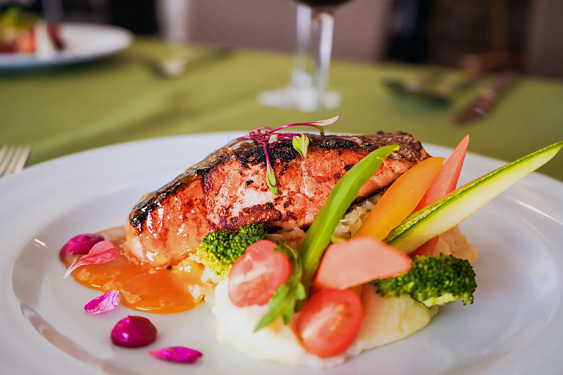 Volován de masa de hojaldre con mouse de salmón con flor morada de especialidad Francés de hotel Oceano Palace Mazatlán.