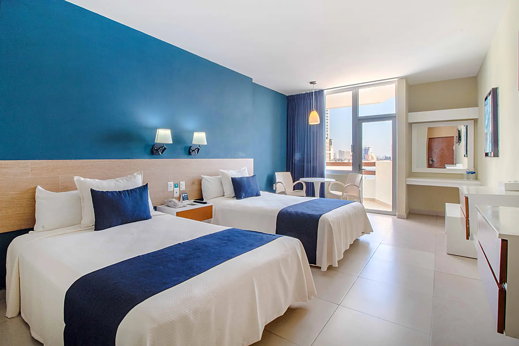 Habitación doble cama matrimonial con una vista espectacular a la ciudad de Mazatlán